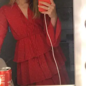 Säljer denna superfina röda klänning den Linn Ahlborgs kollektion med Na-kd. Klänningen är som nyskick. 