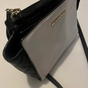Äkta Michael Kors-väska  - Superfin Michael Korsväska. Sparsamt använd. Har inget kvitto tyvärr då detta var en present från ett ex men inhandlades i Michael kors butiken på MoS för ca 5-6 år sedan. Om den ska skickas står köparen för frakten. Vill endast ha betalt i swish. 