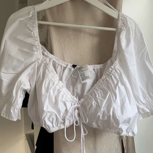 H&m - Säljer denna jättegulliga toppen ifrån H&m. Storlek XL men sitter som en L/större M. Säljer då den inte passar mig tyvärr! Men verkligen så fin och även helt oanvänd.