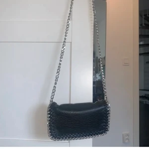 Tiamo väska  -  Köptes på plick . Den har en defekt men som är innanför så de syns inte och man tänker inte på den. Väldigt fin annars och har utrymme för de som man behöver💞köparen står för frakt Bud på 370 just nu💞