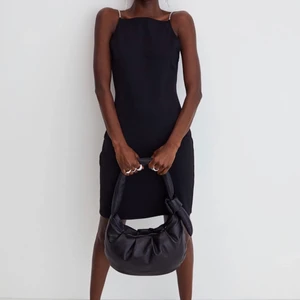 Snygg festklänning! - TRYCK EJ PÅ KÖP NU‼️ Snygg kort svart klänning med låg rygg och strass axelband🖤 Passar bra till sommarfesten, nattklubben såsom nyår! Klänningen är i nyskick. Slutsåld online och kommer ej in igen.