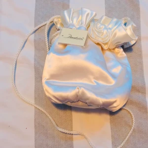 Demetrios axelväska - Asgullig Demetrios axelväska gjort av Silke🥰 äkta vara och den är bara för söt för Sommaren😩❤️