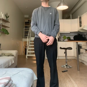 Sweatshirt från Champion - Snygg tröja som är lite trasig i ärmarna. Se bild. Storlek M