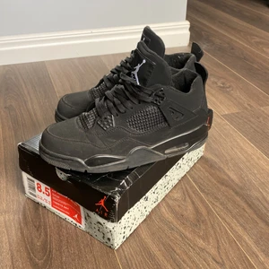 Jordan 4 black cats - säljer ett par jordan black cats, stockx tag finns i boxen använda ett par gånger men knappt något slitage Priset kan diskuteras
