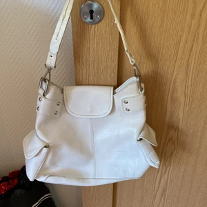 Vit väska  - Supersnygg väska till sommaren köpt från sellpy som tyvärr inte kommer till användning. original märket är rizzo