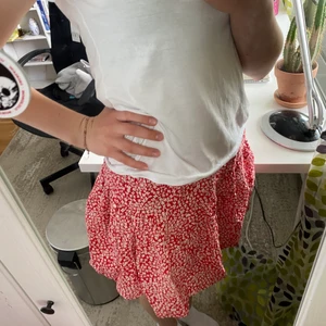 Volangkjol  - Så fin volangkjol från Zara barnavdelningen! I strl 164, 13-14 år men passar också xs/s, men har resor bak i ryggen! Säljer pga att jag inte får användning av den! Använd 1-2 gånger så i princip ny💖💗