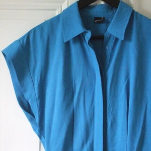 Ginatricot, klänning, strl XS - MIN FAVVO! Som jag tyvärr växt ur (bara burit den en gång). Sitter tight hela vägen upptill midjan. 55% lyocell, 45% Viscose.