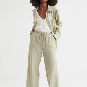 Linnebyxor från hm helt nya Stl Xs - Helt nya med prislapp, linnebyxor som på första bilden med långa och vida ben men i en linnebeige färg. Stl Xs, bud börjar på 250kr