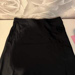 En svart satin kjol från Bikbok. Storlek M och köpt för 199kr. Passar inte mig därav säljer jag den.