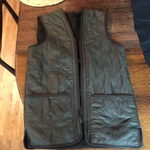 Barbour väst - En stilig mörk grön Barbour väst storlek S 