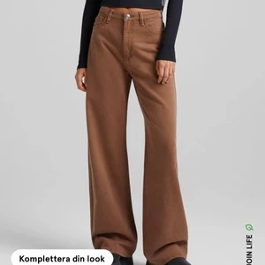 Bruna jeans  - Bruna jeans, använda 1 gång och i nyskick! Sitter som en smäck och framhäver verkligen former!! Köparen står för frakten 🥰