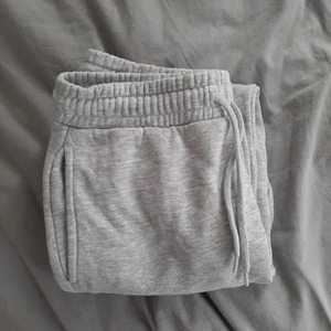 KAPPAHL- mysbyxor    Stl- 152  - jag säljer dessa mysbyxor ifrån kappahl. dem är använda men inte några tecken på slitage. dem köptes för ca 200:-