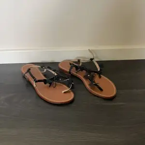 Ett par pair sandaler, enbart testade. Storlek:38