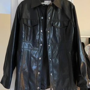 Skinnjacka - Supercool skinnjacka från NA-KD, nypris 499kr. Aldrig använd med lappen kvar pga att den var för stor för. Storlek 40.