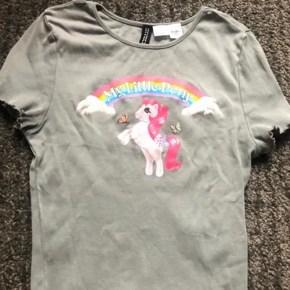 En söt my little pony tröja från hm! Kontakta vid intresse! Frakt tillkommer :). T-shirts.