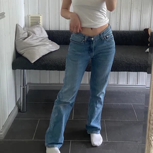 Jeans - Säljer ett par supersnygga jeans från Weekday, namn på byxorna: Twig, storlek 27/30! 