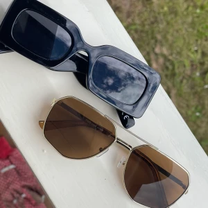 Solglasögon - Säljer dessa två solglasögon då de inte kommer till användning. De svarta kommer ifrån nakd och pilotglasögonen kommer ifrån Gina. Båda är sparsamt använda. De svarta är lite repade men annars är de i fint skick. 1 par för 50 båda för 80