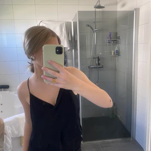 Linne från zara - Jag säljer ett zara linne med öppen rygg i silke💕för 100kr plus frakt köpte för 250kr💕