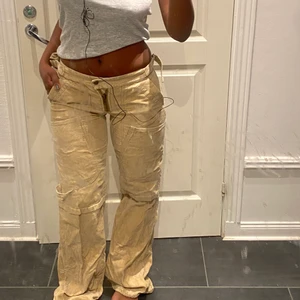 Beige Cargo byxor  - Säljer världens snyggaste Cargobyxor då de inte längre är min stil, sitter som en smäck och passar till allt! Storlek 44 men sitter som 36!