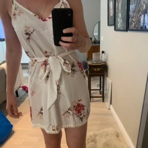 Oanvänd klänning strl S - Oanvänd klänning som är lite genomskinlig. Ett band i samma mönster medföljer som man kan sätta i midjan. 