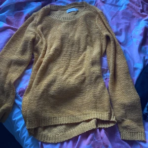 yellow sweater size 158-154 but works XS - it’s been worn about 10 times, no holes, good material, newly washed.