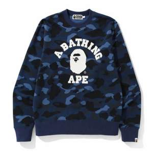 Säljer en BAPE crewneck som jag köpte i japan 2020. Tog ett foto i den men inte fått användning för den mer. Japanskt originalkvitto finns och hela original förpackningen med tags, papper och påse finns.