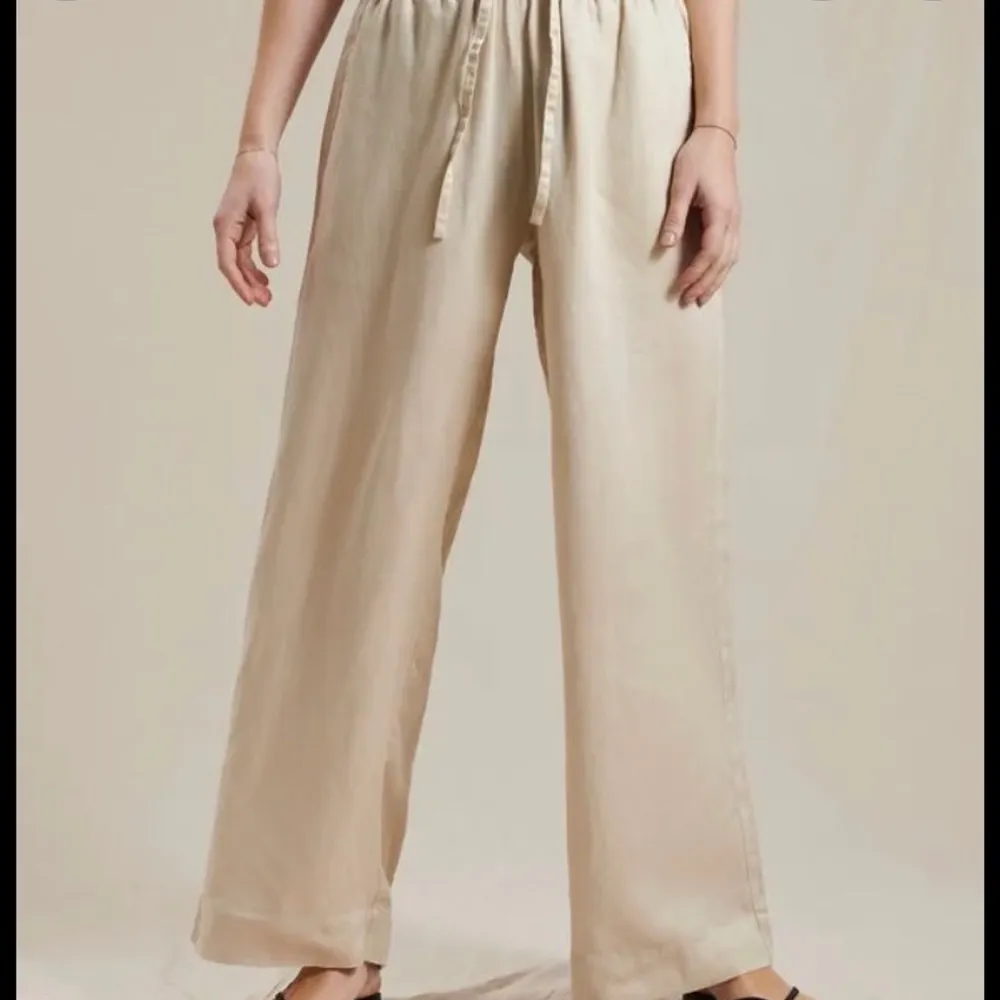 A part of the art vacay pants i beige fin färg! . Jeans & Byxor.