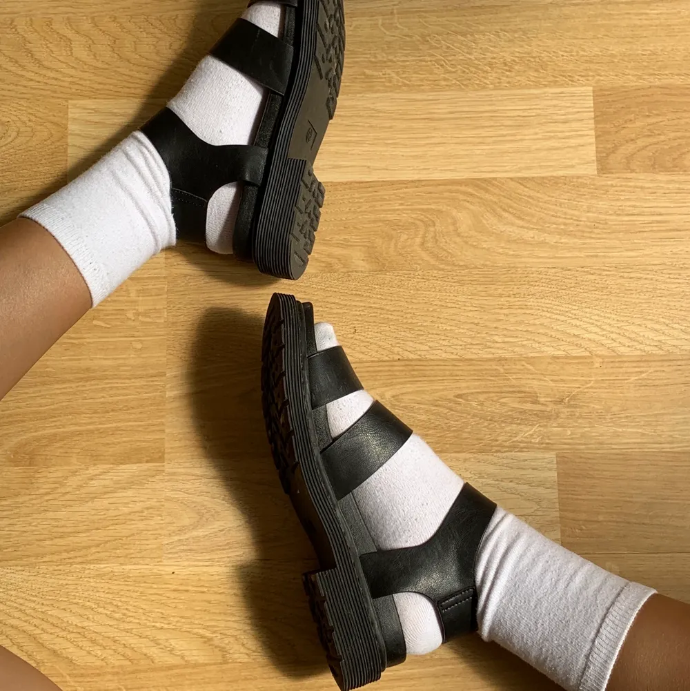 Svarta sandaler i imitationsläder, perfekta till sommaren 💘 Frakt tillkommer! . Skor.