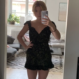 Glittrig klänning - Perfekt till en utekväll eller något roligt event! Från New Girl Order, helt ny med lapp kvar. Glittrar i guld med olika stjärnkonstellationer :) Jag är 164 cm lång. 