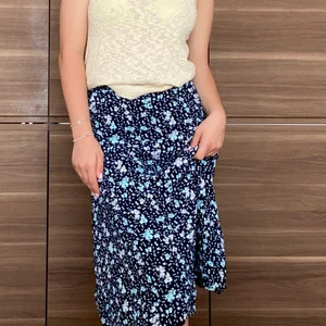 & other stories midikjol - Snygg midikjol från & other stories med fickor på sidan (syns inte) och även ett tillhörande skärp (synd inte på bilderna