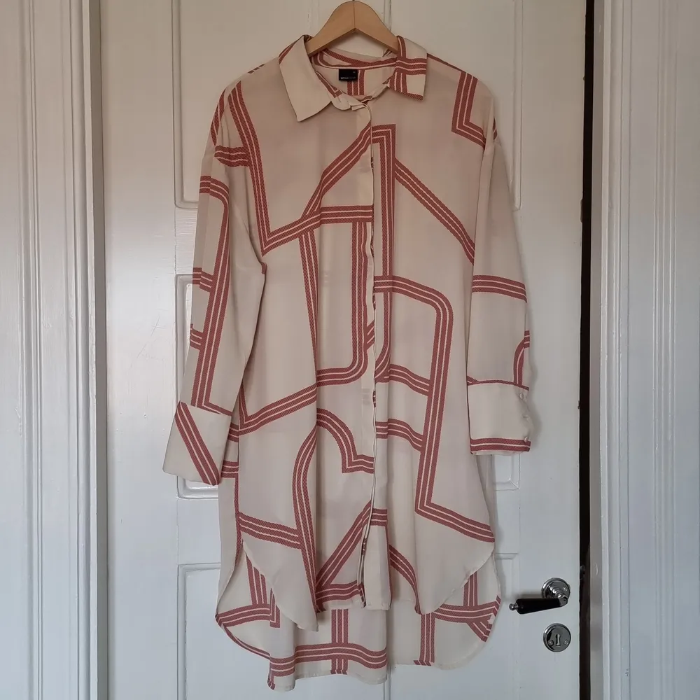 Skjortklänning från Gina tricot storlek 36. Lös passform. Knappt använd. Skjortor.