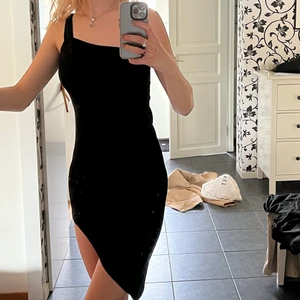 One shoulder klänning - Så snygg klänning som jag tyvärr inte får användning för. 