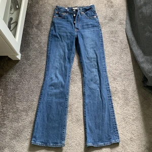 Levis jeans Ribcage boot storlek 23 - Använd ett fåtal gånger, är själv 162 cm lång å tycker byxorna är en aning korta för min smak