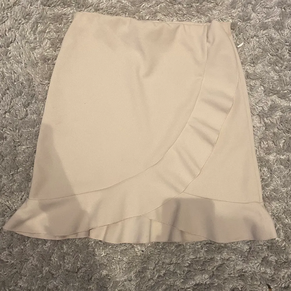 säljer denna snygga kjol från nelly, väldigt skönt material och endast använd 2-3 gånger och säljer för den tyvärr inte kommer till någon större användning. Kjolar.