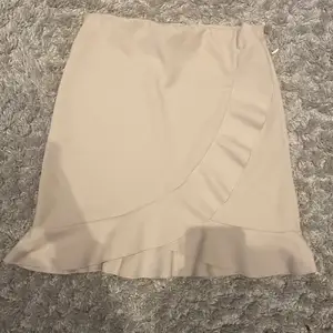 säljer denna snygga kjol från nelly, väldigt skönt material och endast använd 2-3 gånger och säljer för den tyvärr inte kommer till någon större användning