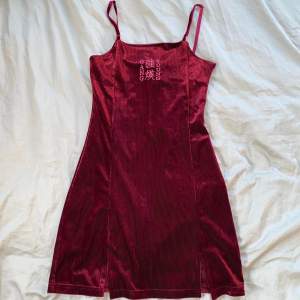 Wegangyoung 🍷 Vinröd mjuk velvet klänning i storlek XS, använd en gång ~ ♥️ 
