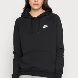 Nike hoodie  - Svart nike hoodie. Sällan använd så är som i nyskick. Skriv privat för flera bilder. Köparen står för frakten. 