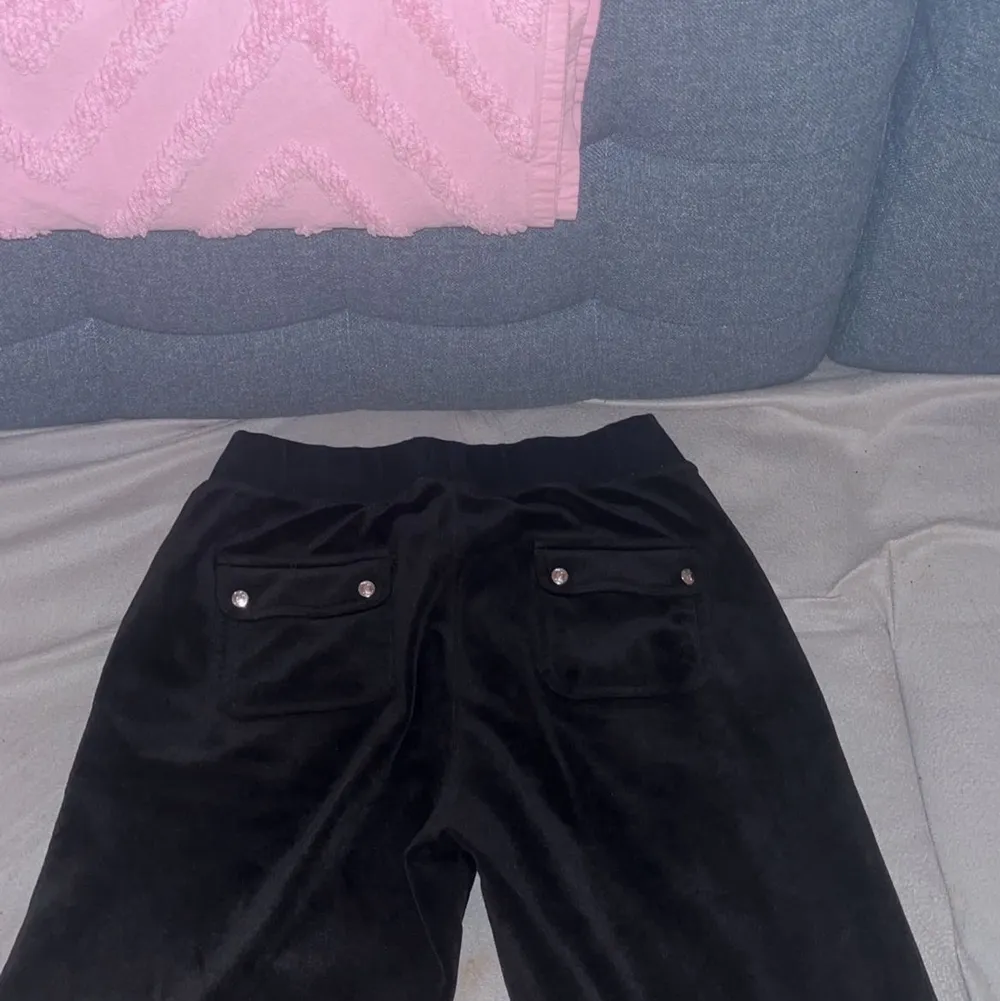 Svarta vanliga juicy byxor som knappt är använda för dem är för stora.skriv om ni vill ha mer information om byxorna . Jeans & Byxor.