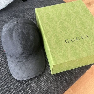 Gucci keps strlk L - Säljer nu min Gucci keps som är köpt i Gucci butiken i Stockholm. Jag säljer den pågrund av att den inte är till användning längre. Frakt ingår i köpet. Boxen ingår och dustbag finns kvar. Nypris 3100.
