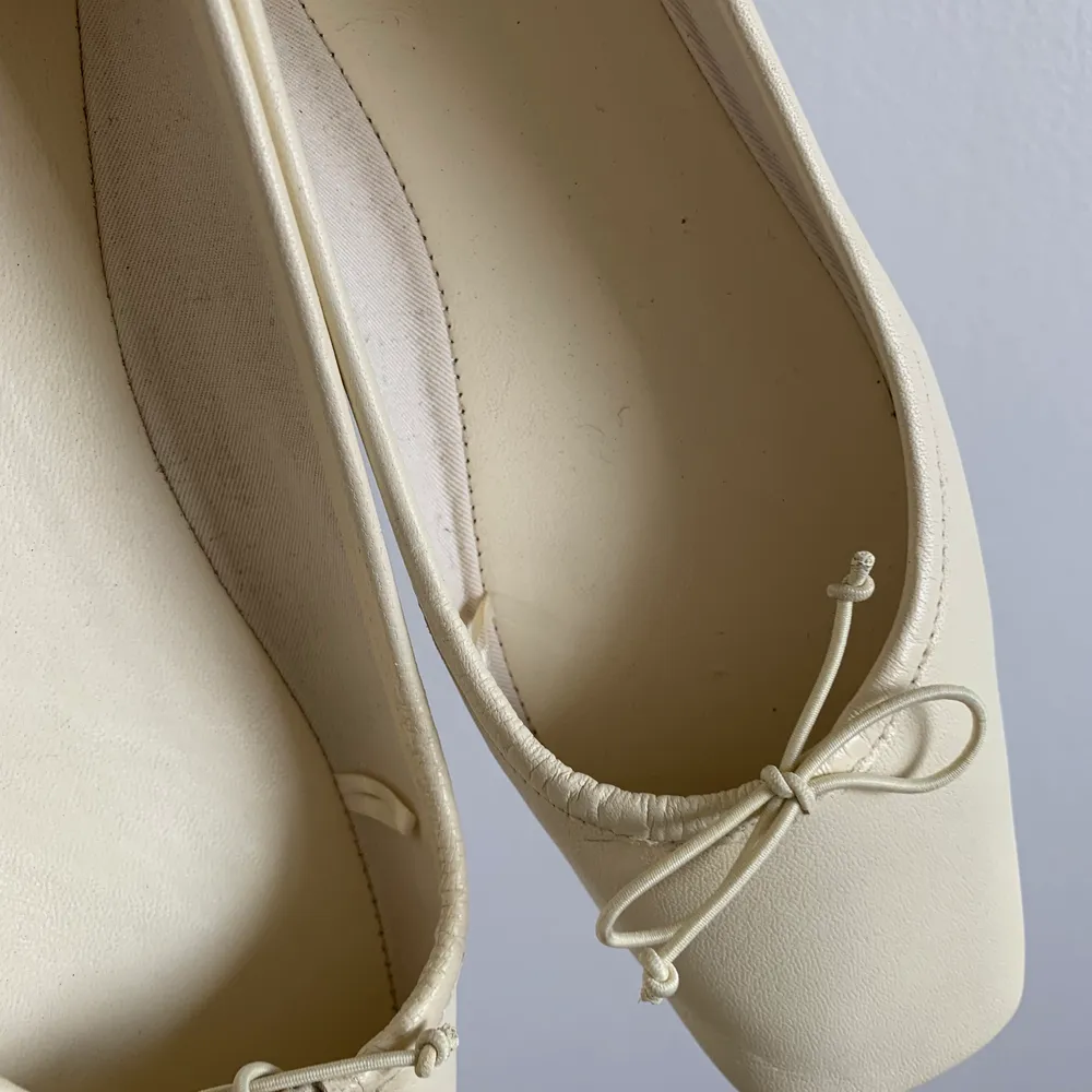 Ballerina skor i skinn från Zara i storlek 40. Endast använda en gång.. Skor.