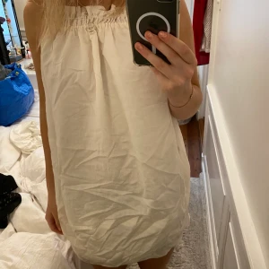 Hm klänning - Säljer denna trendiga slutsålda klänning från hm