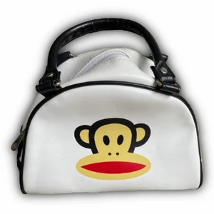 Paul Frank handväska  - !-50%!Supersöt y2k Paul Frank väska! Fint skick förutom lite fläckig som man kan se på bilderna (skriv gärna för fler) men det är möjligt att fixa! 22,5 bred och 17cm hög!💋 Frakt 57kr spårbar!