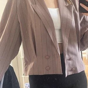  Croppad kavaj - Kortare kavaj med puffiga ärmar  Storlek 40 men passar alla storlekar nedåt också beroende på vilken passform man önskar (jag är vanligtvis 34/36) 