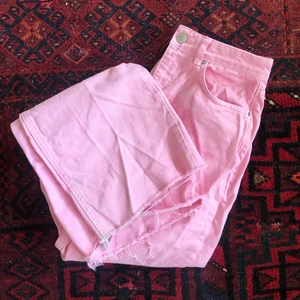 Rosa jeans idun - Säljer mina älskade rosa Idun jeans från Ginatricot. Perfekt passform men måste sälja dom pga för små i midjan på mig. 