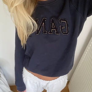 Tjocktröja - Säljer nu en fin vintage tjocktröja från Gant. Använd men fortfarande i väldigt fint skick. Frakt kostar 66 kr!! Skriv privat vid frågor💗