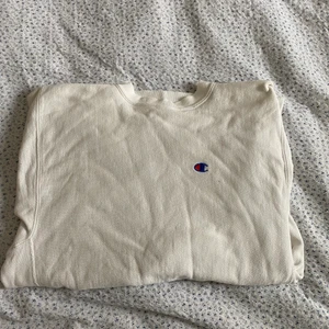 Champion tröja vintage - Vintage champion tröja. Finns några rostfläckar på baksidan av tröjan från att den hängt på tork & färgat av sig, knappt synliga & går kanske bort med något specialmedel, säljs därför billigt. 50kr strl L
