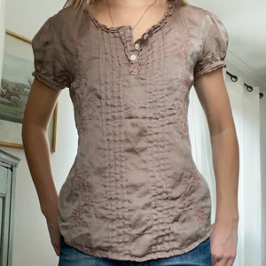 Mönstrad blus - Jättecool brun blus med ett rosa mönster. Materialet påminner något om silke💜