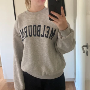 Sweatshirt  - Sweatshirt från Gina, storlek M så sitter lite oversized på mig som är xs-s🤩🤩