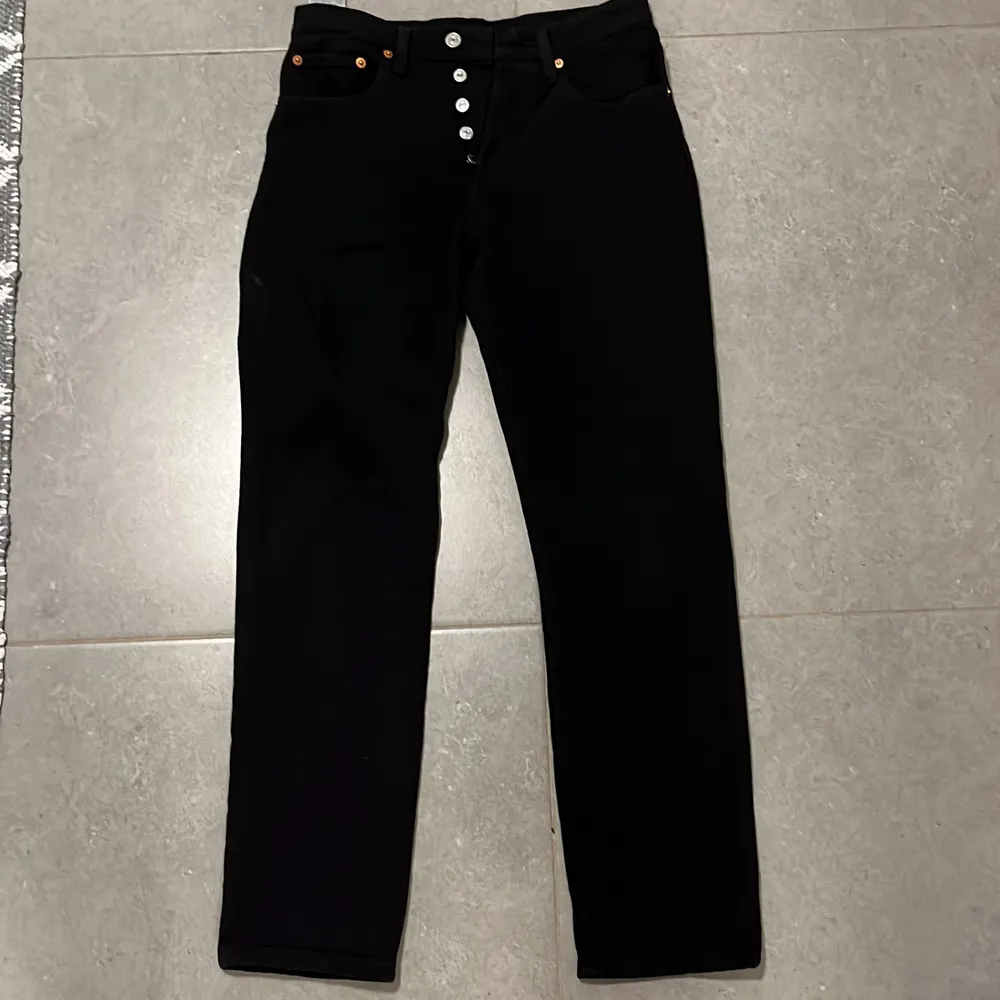 Svarta oanvända Leviś jeans i modellen 501 croppad. W27 L28. Ordpris 1 099 kr. . Jeans & Byxor.