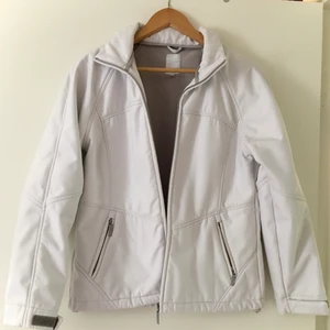 Vit vårjacka M - FRAKT INGÅR I PRISET!  Sitter lite tajt på mig eftersom jag är en större storlek, mjuk flis på insidan, 100% polyester, kardborrebanden är i gott skick och dragkedjan fungerar. Skön att ha på kvällen!